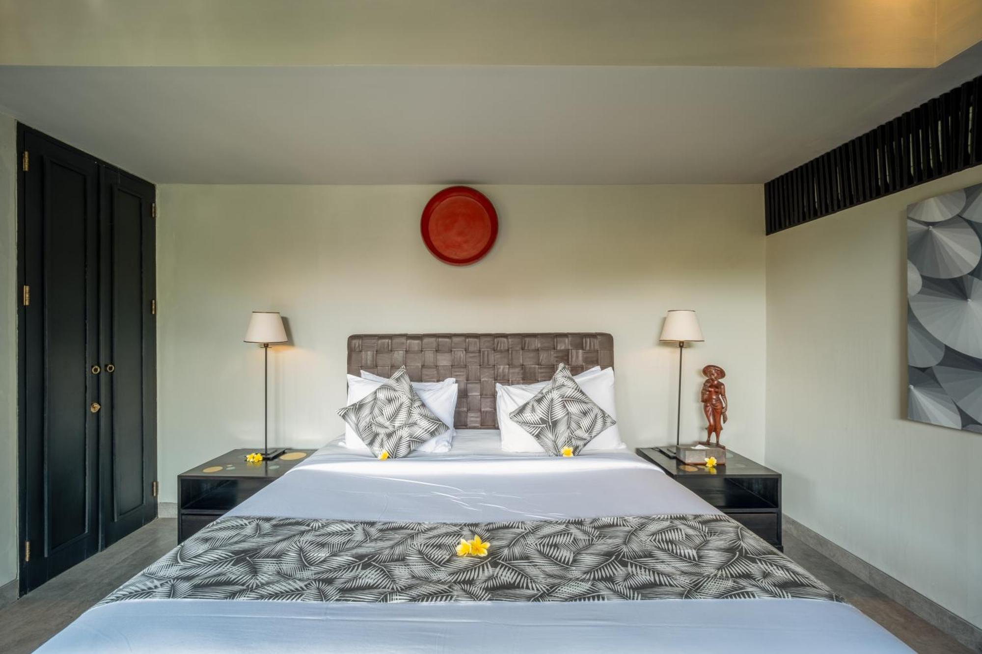 Villa De Suma - Fully Staffed Luxury Villa, Walk To The Beach! スミニャック エクステリア 写真